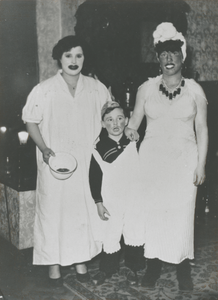 876494 Afbeelding van drie carnavalsvierders van café Dikke Dries (Waterstraat 32) in Wijk C, in het etablissement ...